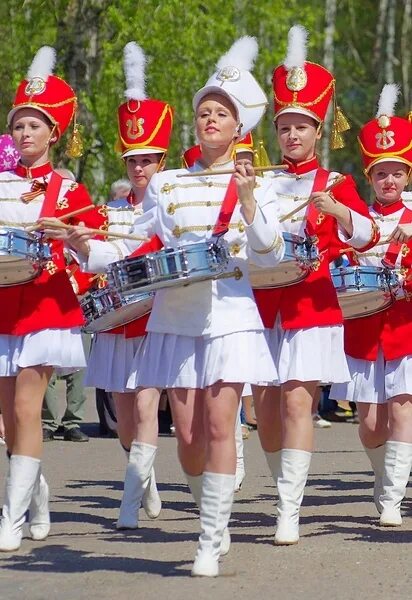 Ансамбль барабанщиц. Ансамбль мажореток и барабанщиц. Мажоретки Коломна. Барабанщицы Ставровский оркестр. Армия мажореток