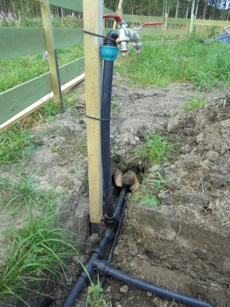 Летний водопровод из пнд труб. ПНД труба 20 водопровод летний. Водопроводный колодец ПНД 32. Летний водопровод из ПНД трубы 20 мм. ПНД 25 труба для воды из скважины.