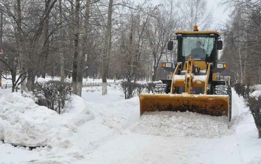 Уборка снега в снт. Уборка снега КАМАЗ Амкодор. Фронтальный погрузчик SDLG 936 уборка снега. Амкодор уборка снега. Экскаватор снегоуборочный.