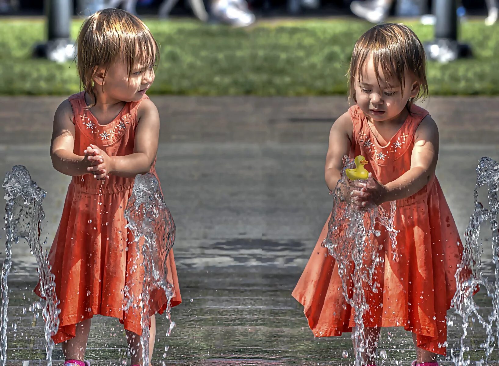 Мокрые сестренки. Мокрое платье для детей. Дети играют в мокрой одежде. Мокрое платье картинка для детей. Фликр девочка фонтан.