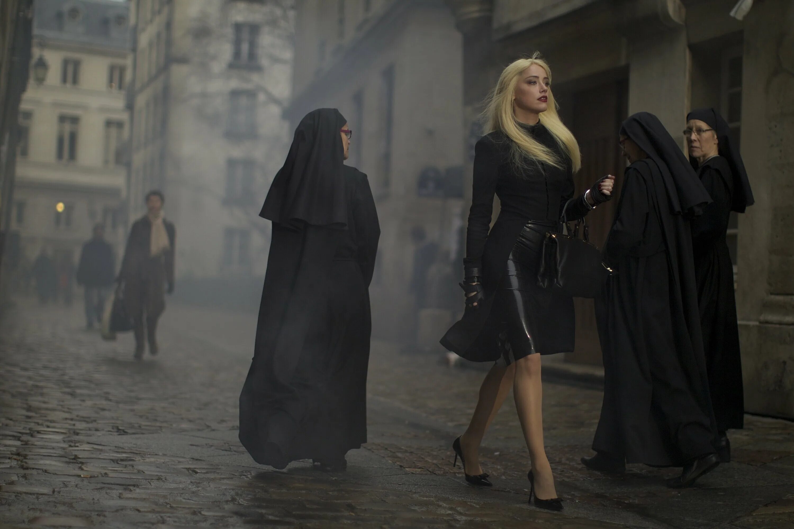 Барбара бермудо. Солидная женщина. Взвешивание на весах. Барбара калужна. Женщина на кухне.