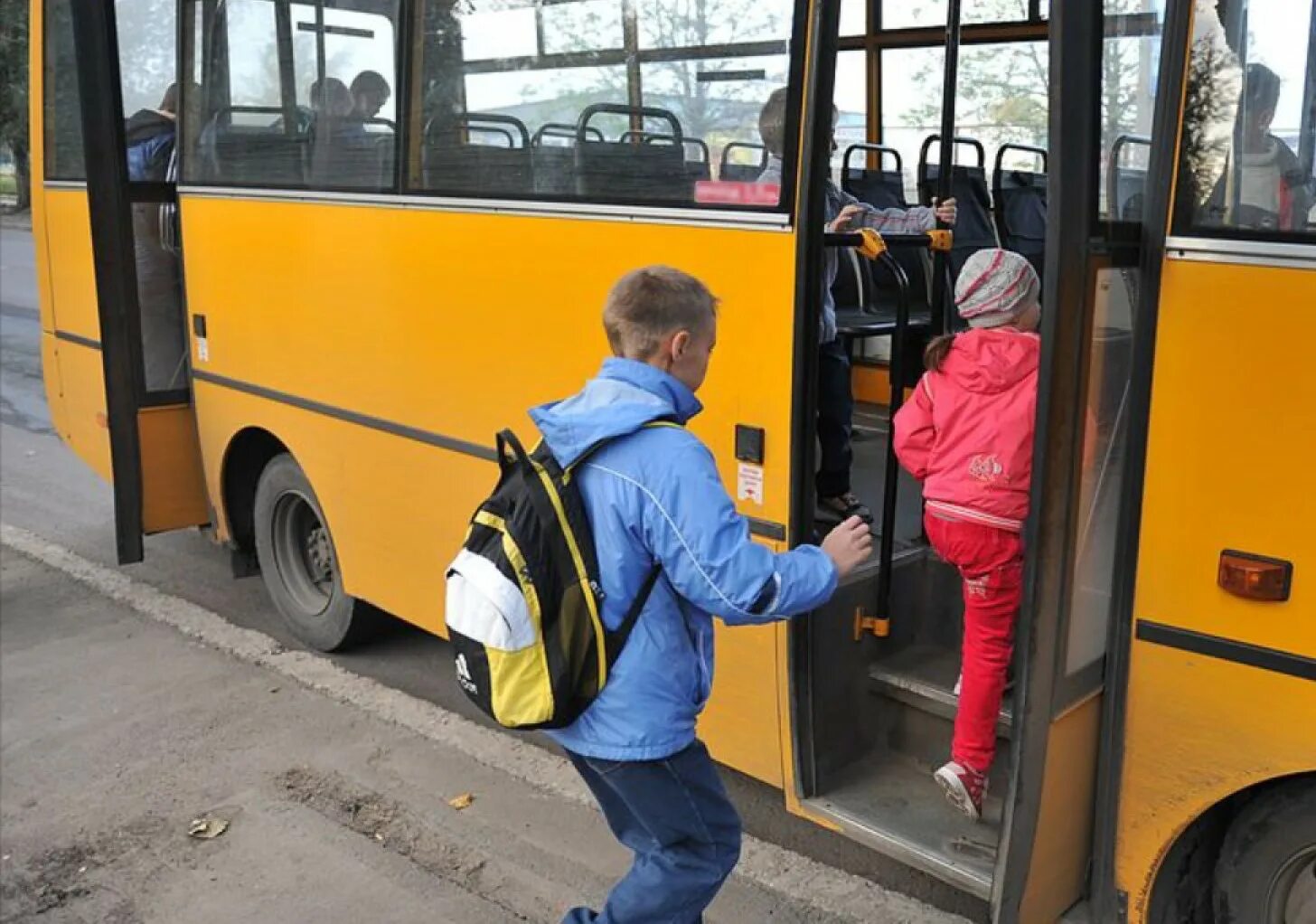 Автобус для детей. Школьника высадили из автобуса. Общественный транспорт для детей. Школьники в автобусе. Высадка из автобуса