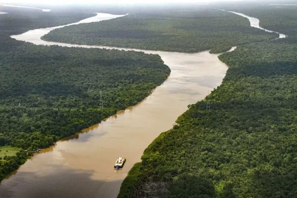 Миссури в какой океан. Амазония река Амазонка. Реки Амазонка Ориноко Парана. Река Амазонка в Бразилии. Бразилия Амазонская низменность.