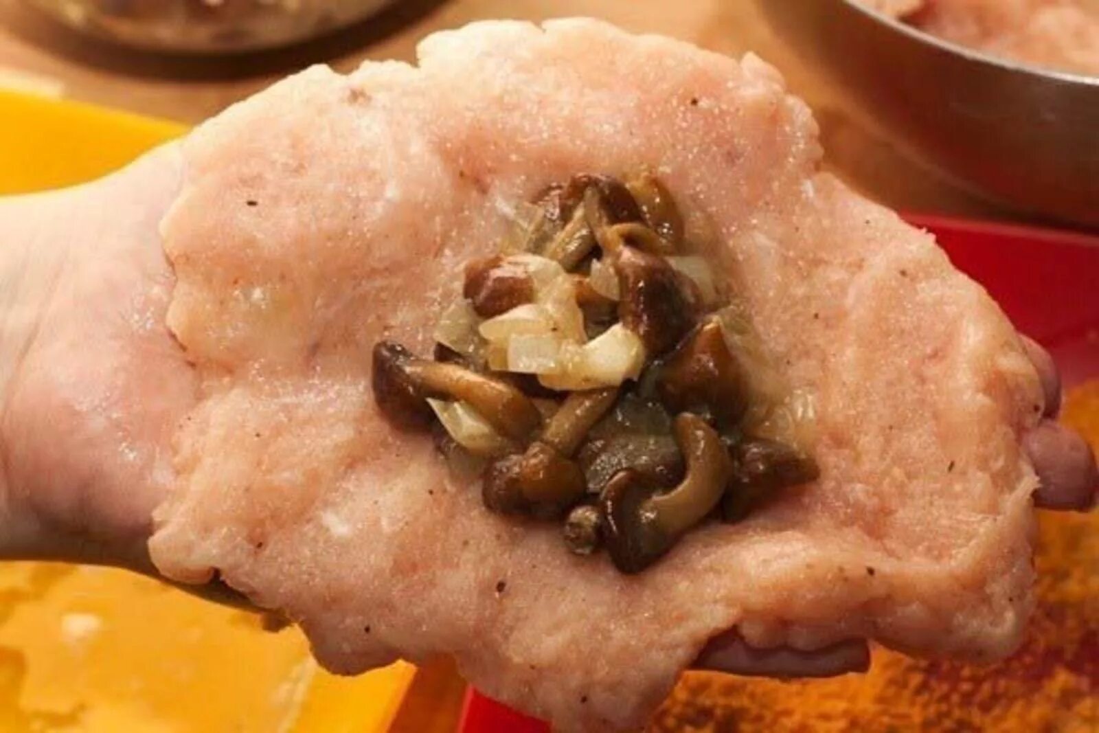 Макароны с мясом и грибами. Фарш с грибами на сковороде. Рис припущенный. В фарш добавить грибы. Ветчина из фарша.