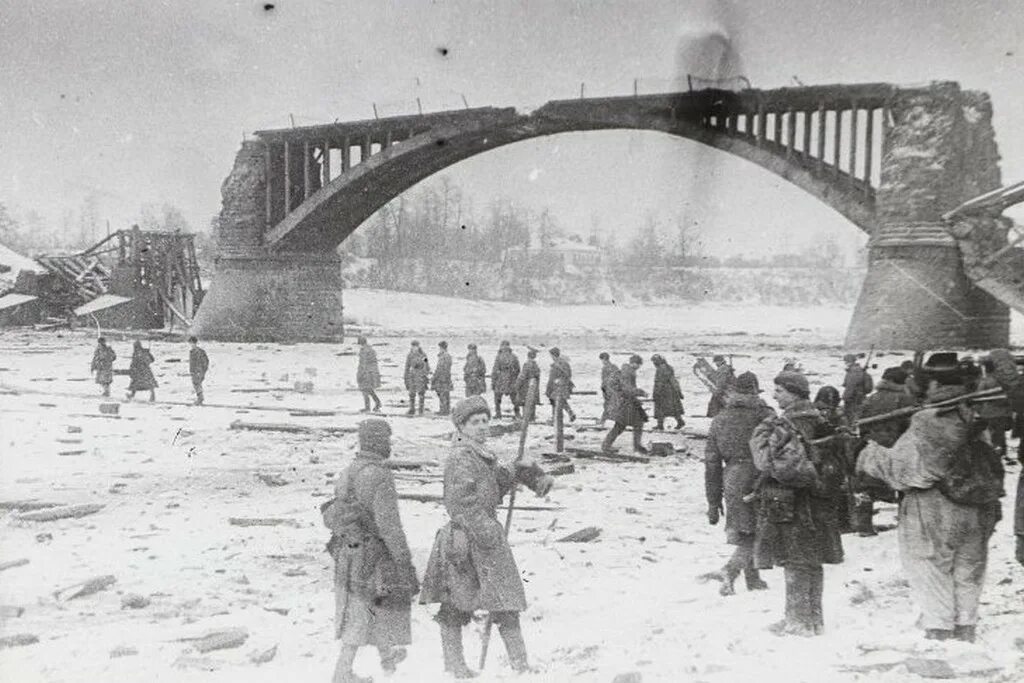 Мост через войну. Мост через лугу кингисепп 1941. кингисепп 1941-1944. освобождение города кингисепп 1944. кингисепп мост через лугу.