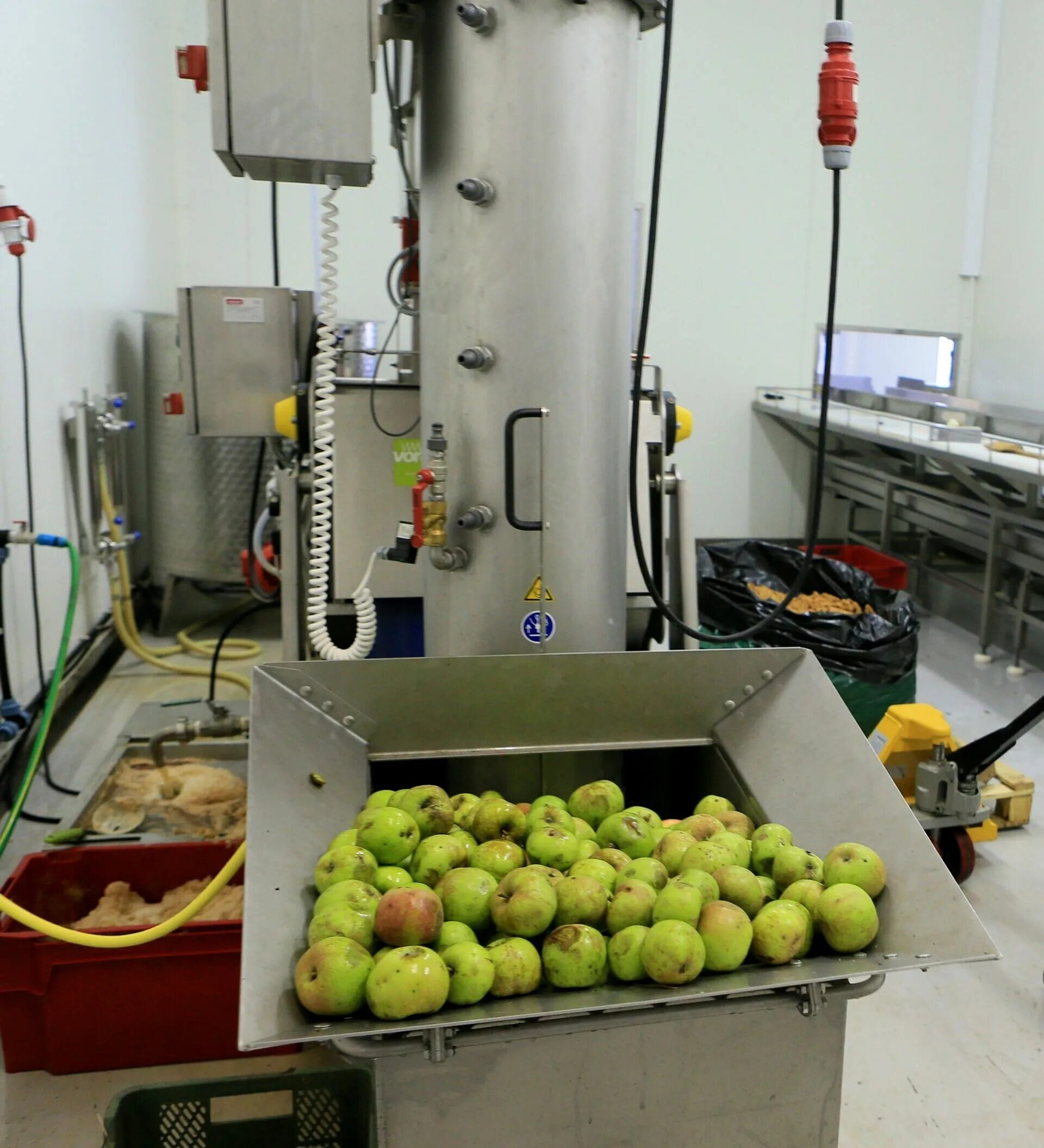 Переработка фруктов. Завод по переработке яблок. Завод яблочного сока. Мини завод по переработке яблок.