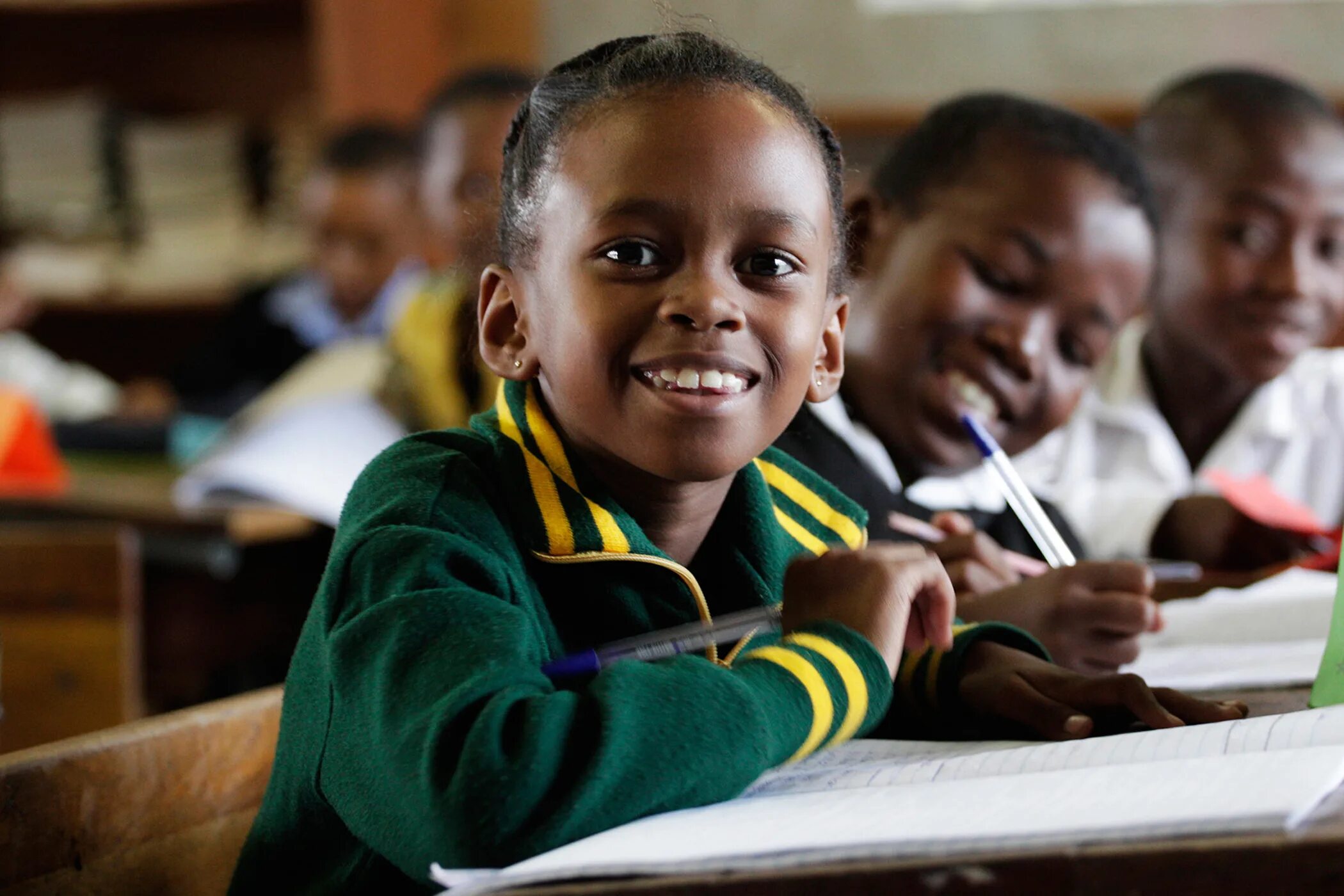 Негры воспитывают. Африканские дети в школе. Школа в Африке. Школьники в Африке. ЮАР школа.