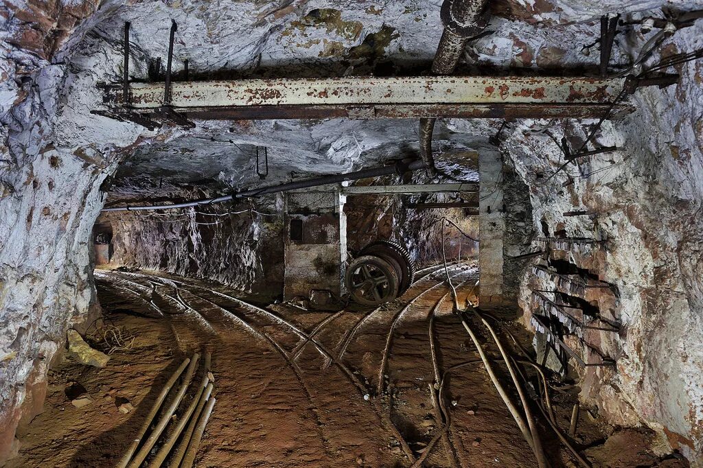 Подземная разработка месторождений. Подземный рудник. Подземная добыча руды. Подземная добыча полезных ископаемых.