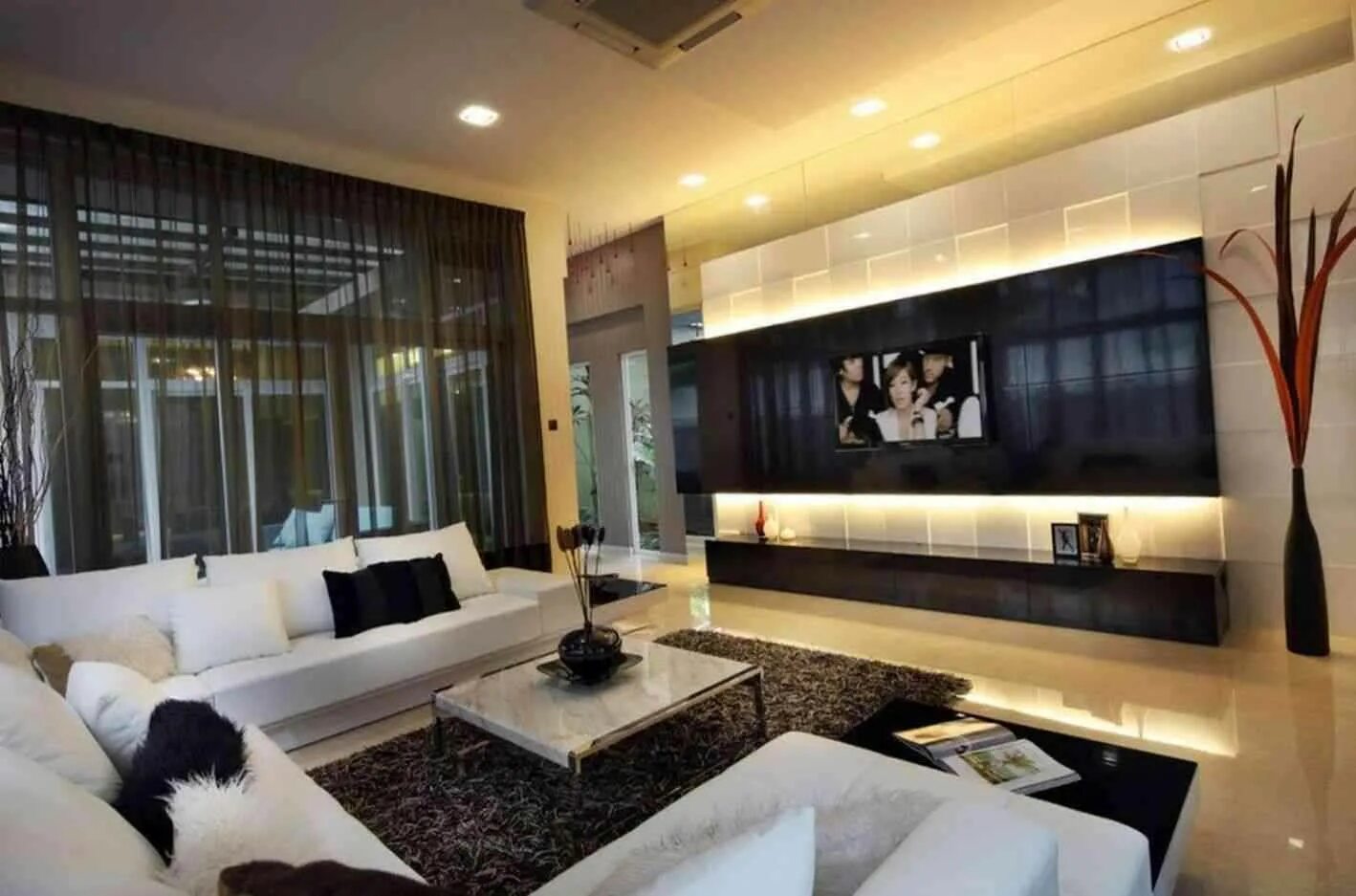 Телевизор в интерьере гостиной. Телевизор в гостиной дизайн. Стены с телевизором в современном интерьере. Телевизор на стекле в гостиной. Дизайн стены с телевизором в гостиной.