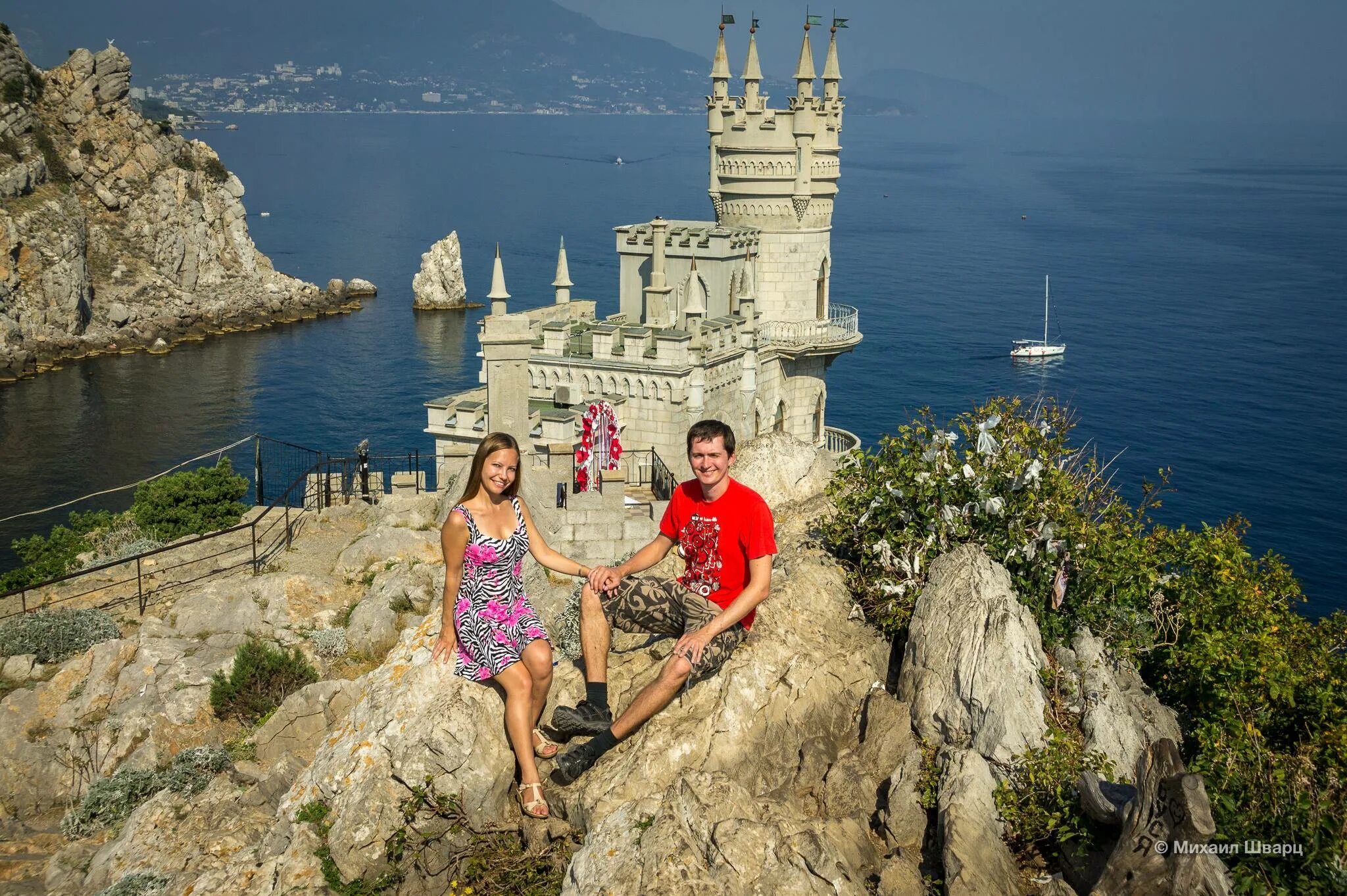 Алушта Ласточкино гнездо. Пляж Ласточкино гнездо в Ялте, Ялта. Ласточкино гнездо Крым туристы. Ласточкино гнездо экскурсия.