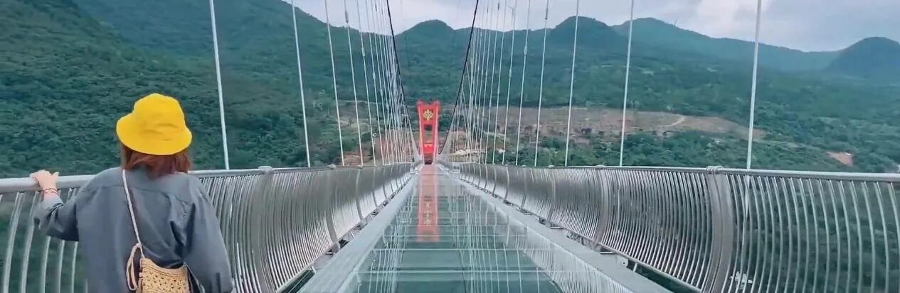 Стеклянный мост в Дербенте. Бэйдайхэ 2023 стеклянный мост. Стеклянный мост Хуньчунь 2023. Стеклянный мост Орюкдо Пусан 2023. Игра в кальмара стеклянный мост