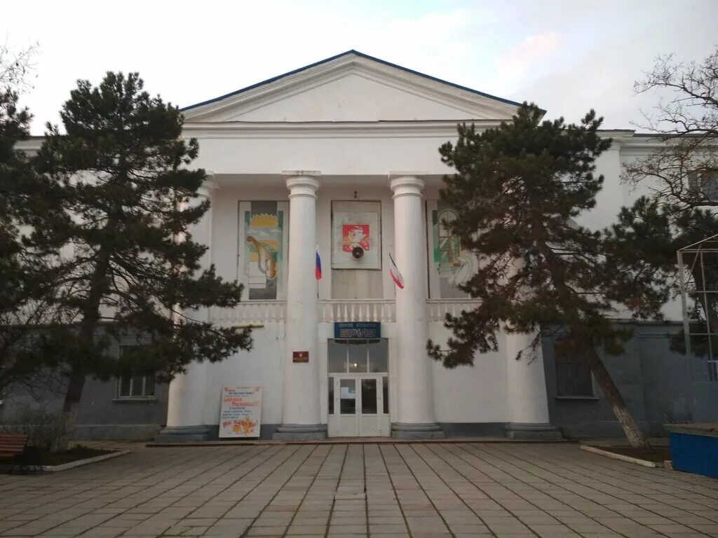 Феодосия приморский дк бриз. Дома культуры в крыму. Черноморское рдк. Дом культуры в городе феодосия. Дом культуры посёлок первомайский.
