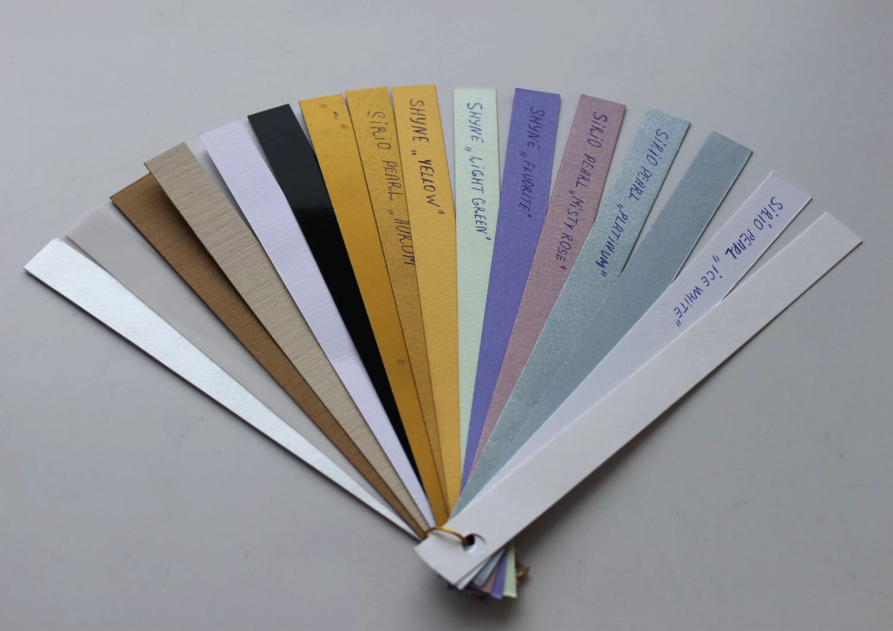 Пример бумаги. Дизайнерский картон для визиток. Дизайнерская бумага веер. Дизайнерская бумага для печати. Коллекция видов бумаги.