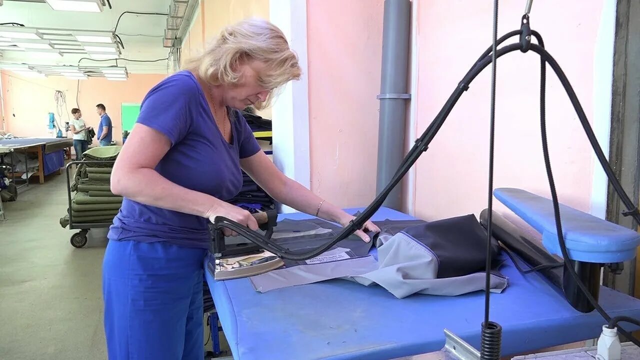 Уборщица в швейный цех. 32 цех ависма. швейный цех. работник в швейный цех.