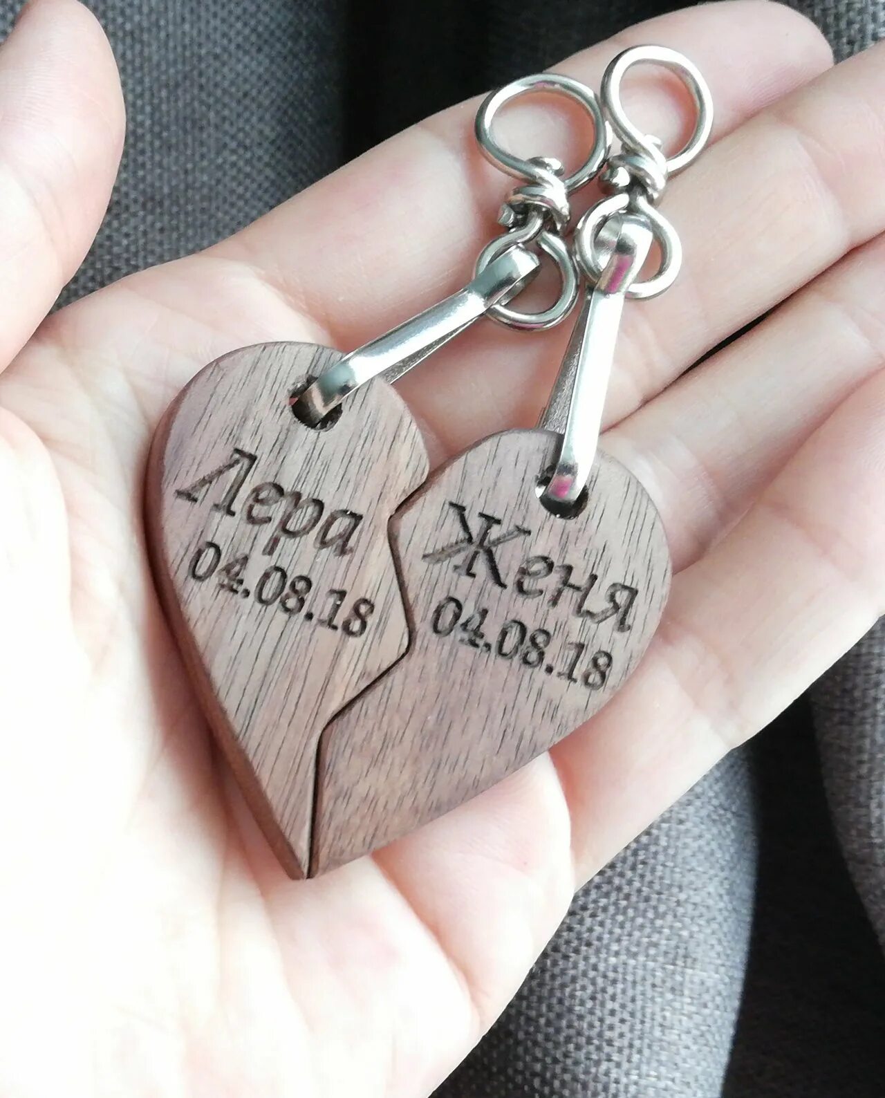 Парные брелки из дерева. Как сделать парные своими руками. Самодельные кулоны. Как сделать парные своими руками. Браслет в подарок.