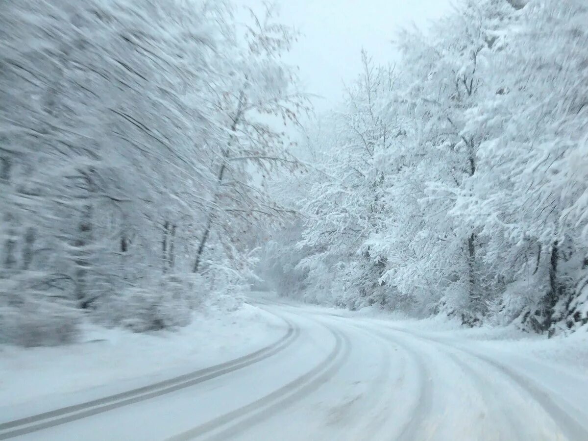 На дороге снег лежит. Зимние дороги. Снежная дорога. Зимняя дорога. Заснеженная дорога.