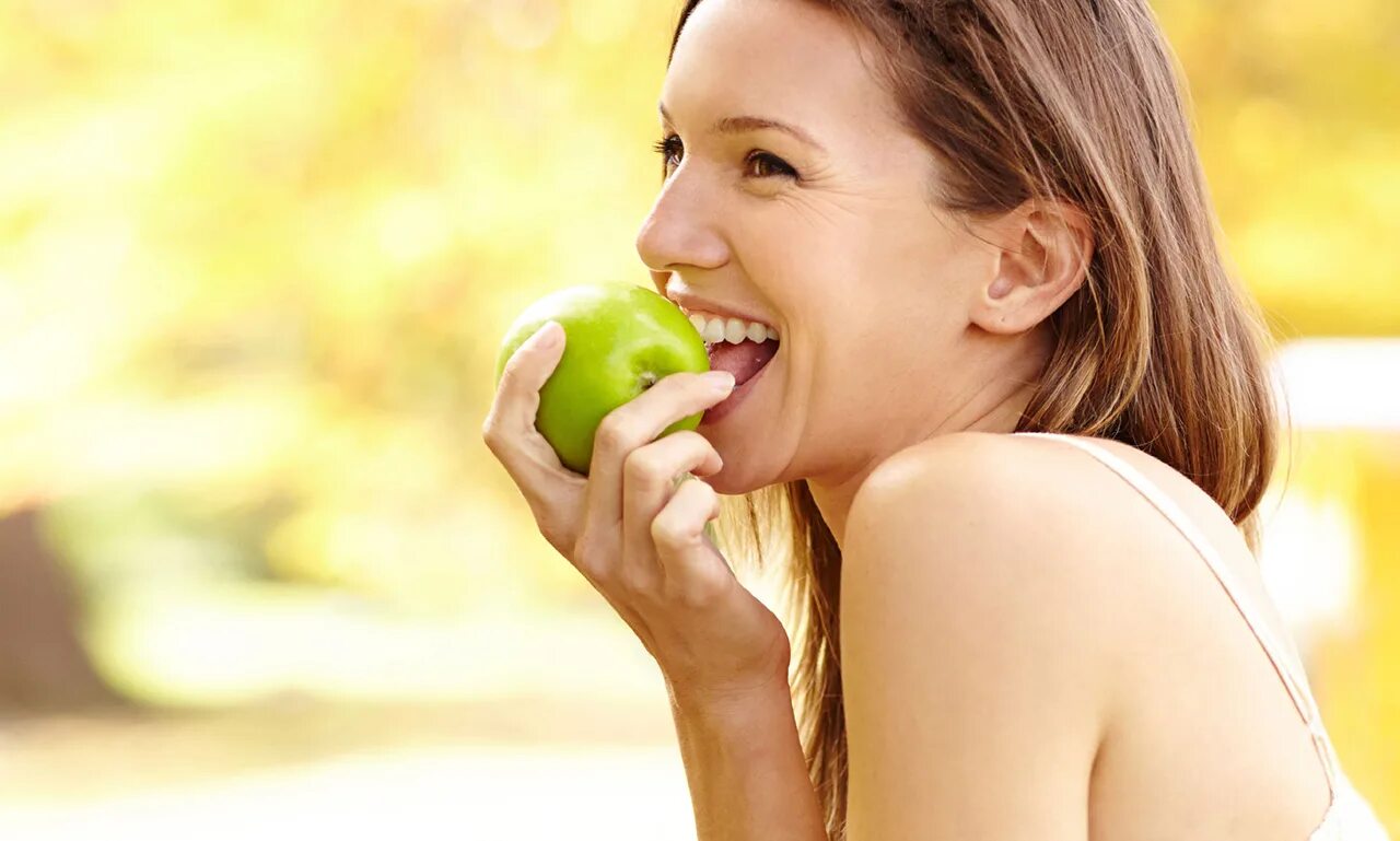 Есть и у. Девушка ест яблоко. Человек ест яблоко. Девушка кушает фрукты. Кусает яблоко.