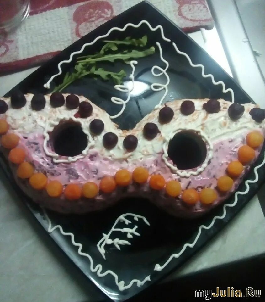 Салат под шубой в виде цветочков. Салат новогодняя маска. Шоу маска новогодний выпуск 2020 на нтв. Селёдка под шубой в форме для выпечки. Шоу маска селедка под шубой.