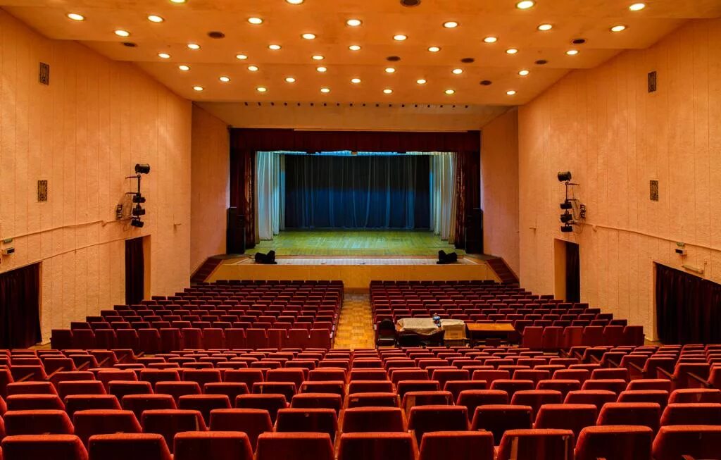 Дворец молодежи ярославль концертный зал. Дворецмолодёжиекатеринбург зал. Дворец молодежи сцена екатеринбург. Дворец молодежи внутри. Дворец молодежи сцена екатеринбург.