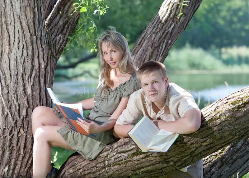 Пара читает книгу. Чтение библии в семье. Парень и девушка читают книгу. Читать в обнимку книжку. Девушка и парень с книгой.