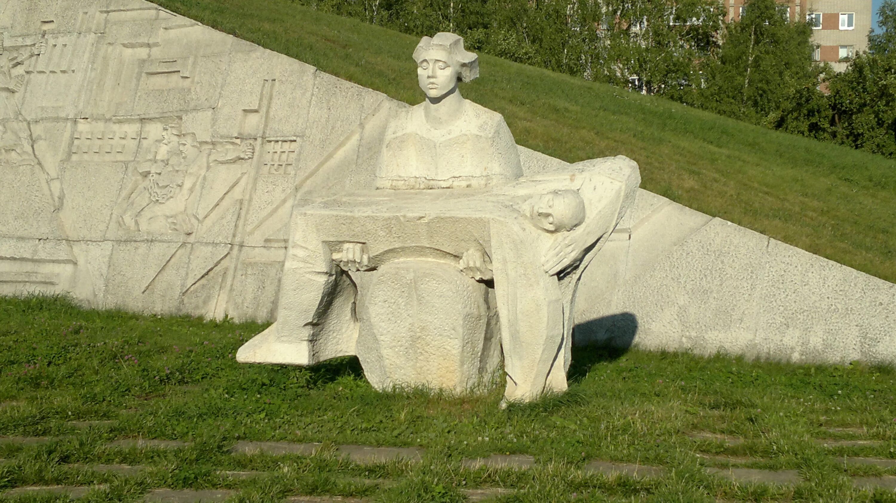 Памятники киров. Памятник Скорбящая мать в Кирове. 3 Памятника в городе Кирове. Киров скульптура женщина с ребенком. 3. Мемориал «матери-детям» в Кировске.