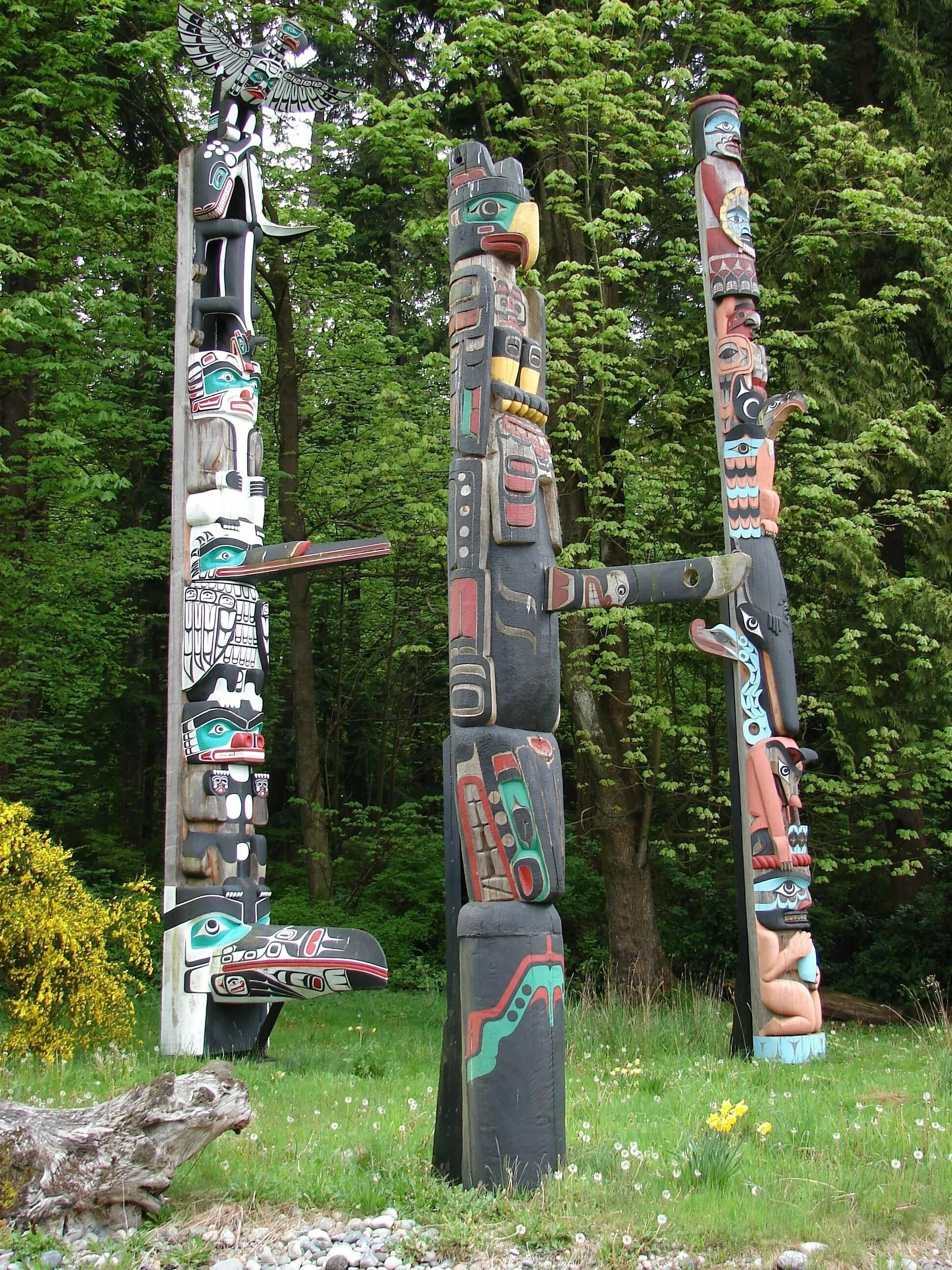 Totem pole. Totem Poles in Stanley Park. Stanley Park Vancouver Тотемы. Ванкувер Тотем каменный. Тотемы в парке Стэнли Ванкувер.