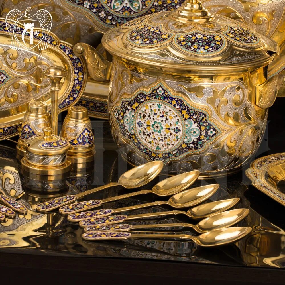 Золотистая посуда. Посуда de Lamerie. Золотая посуда. Царская посуда. Золотая посуда с драгоценными камнями.