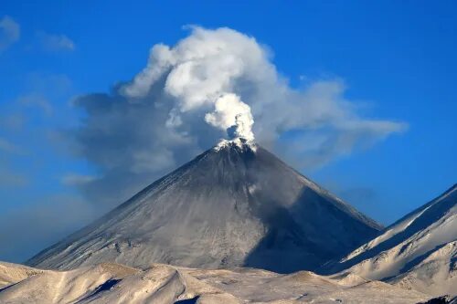 Самый древний вулкан. Извержение вулкана Ключевская сопка. Ключевская сопка извержение. Последнее извержение вулкана Ключевская сопка. Ключевая сопка на Камчатке.
