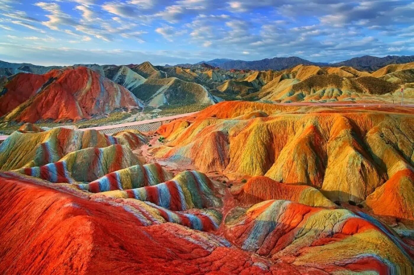 Уникальный тип. Чжанъе Данксиа. Чжанъе Данься. Цветные скалы Чжанъе Данксиа Китай. Ландшафт Дэнксия (Danxia landform), Китай.