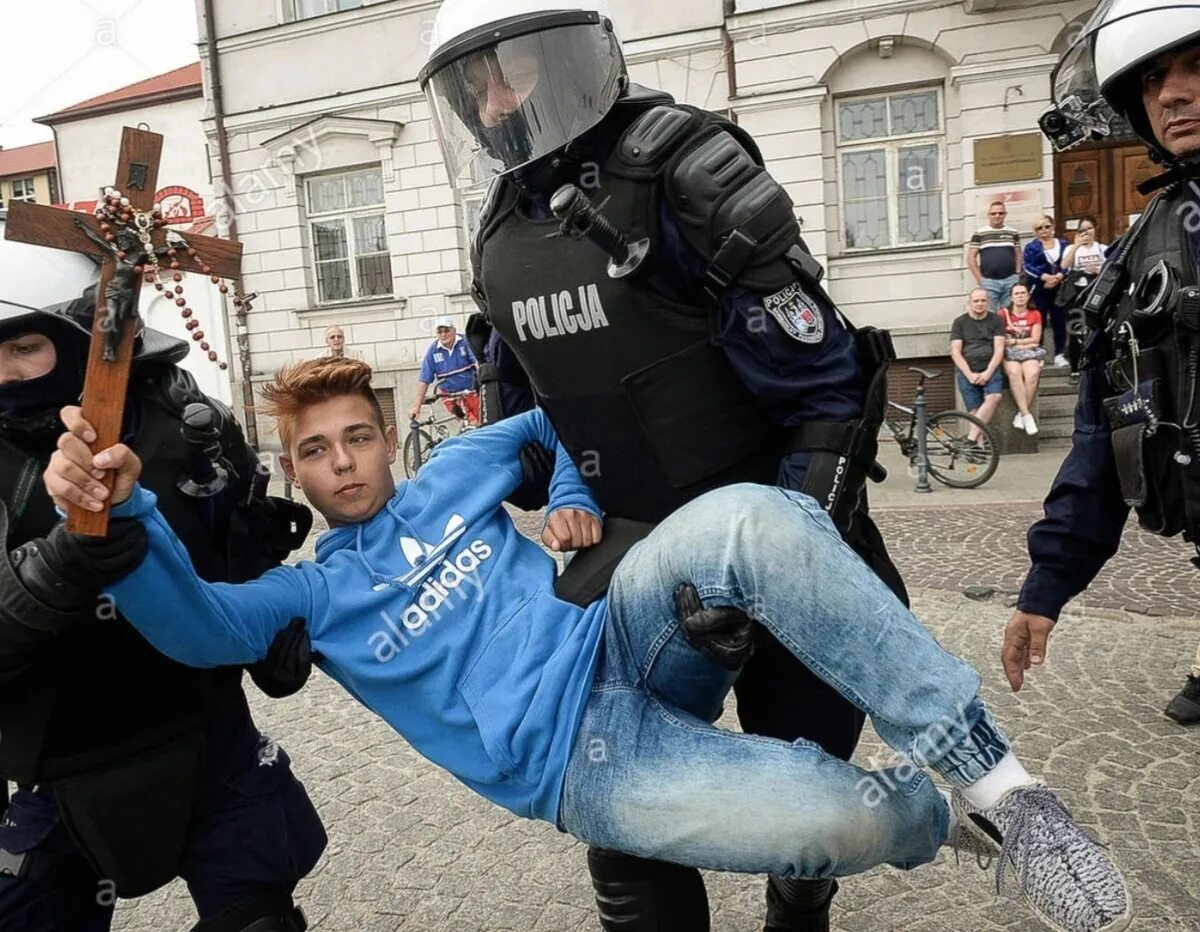 Польский мальчик. Поляк подросток. Православный полицейский. Против извращенцев