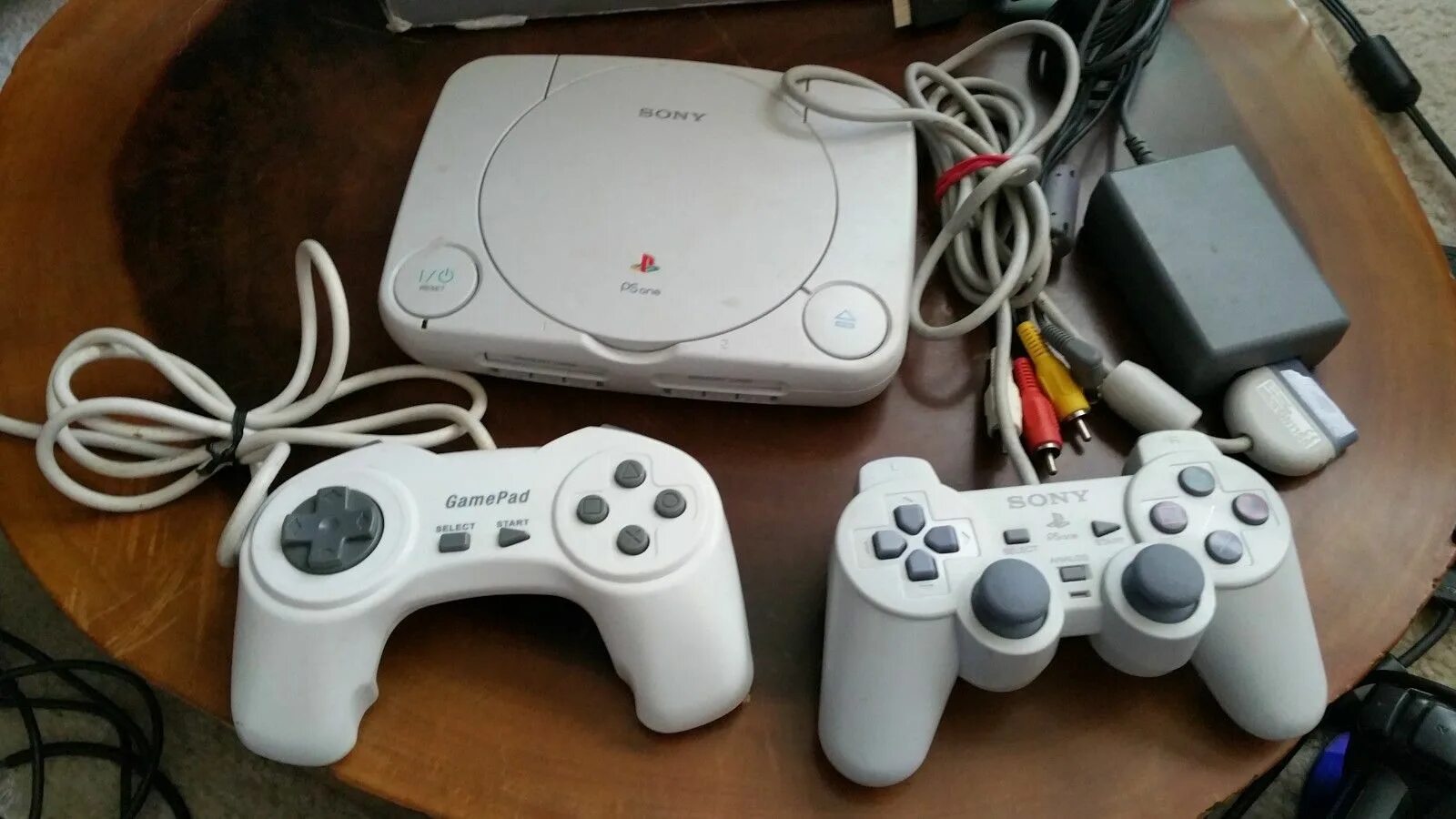 Сонька джойстик. Sony ps1. Sony ps1 Slim. Sony PLAYSTATION 1 Slim. Sony ps1 джойстик.