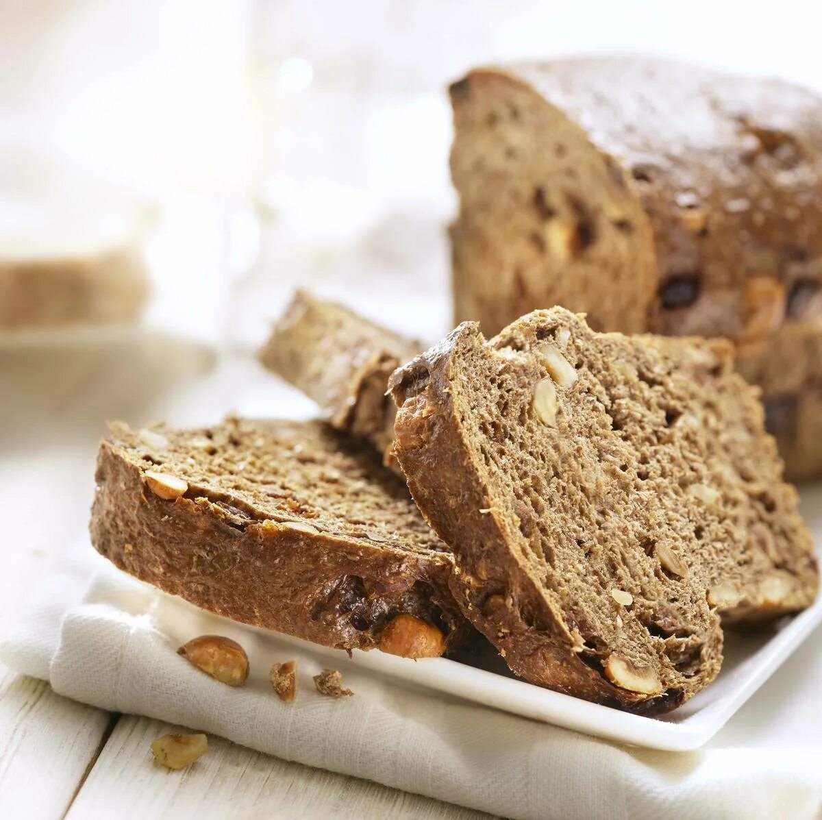 Простой рецепт цельнозернового хлеба. Цельнозерновой хлеб. Хлеб злаковый. Хлеб грубого помола. Хлеб с зернами.