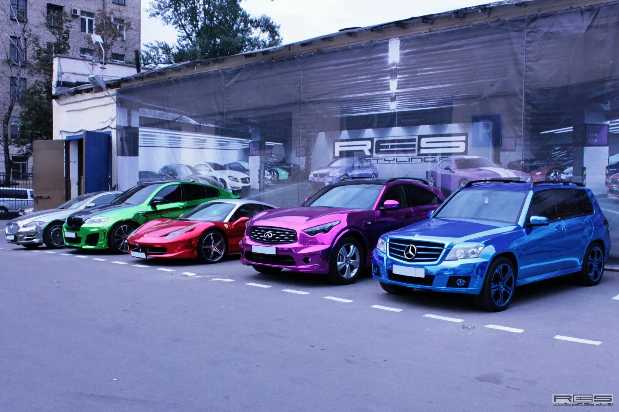 Цветной авто. Мерседес хамелеон. Разноцветные автомобили. Яркие цвета машин. Необычные цвета автомобилей.