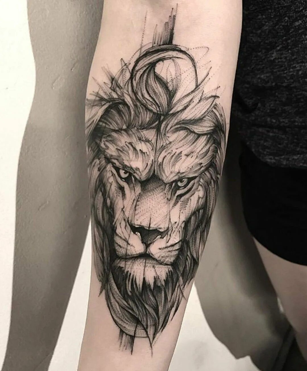 Тату парню на руку лев. Тату лев значение для мужчин. Тату лев значение для мужчин. Тату в виде льва для мужчины. Тату львы семья на руке для мужчин.