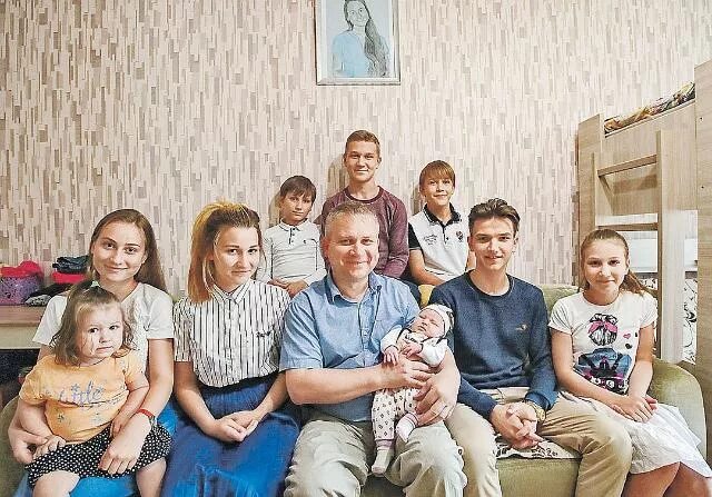 Многодетные встать на. Жилье для многодетных семей. многодетные семьи подмосковья. московские многодетные семьи. многодетная семья в квартире.