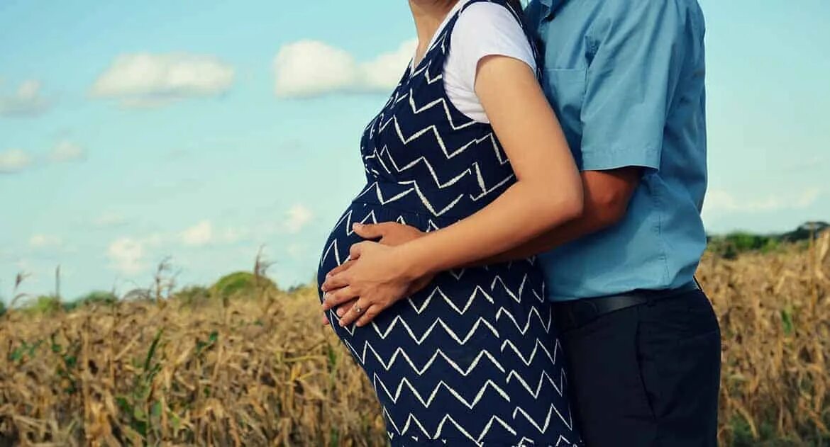 Вторая беременность мальчиком. Муж в поликлинику ходит с беременной женой.