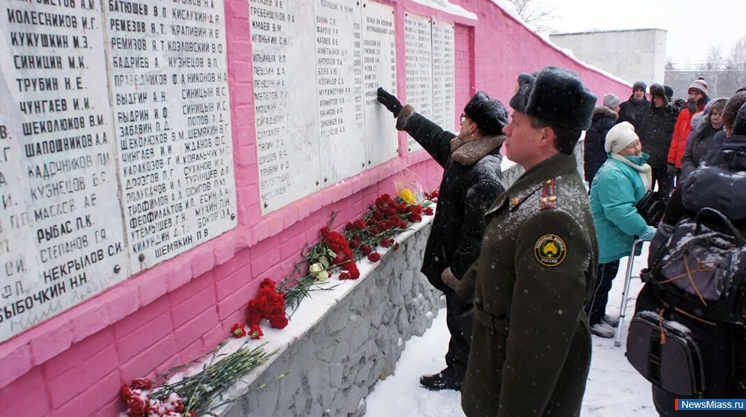 Миасс в память вк. Памятник Скорбящей матери Миасс. Памятник мемориал Скорбящая мать Миасс. Мемориал Миасс в память. В память Миасс мемориал автозавод.