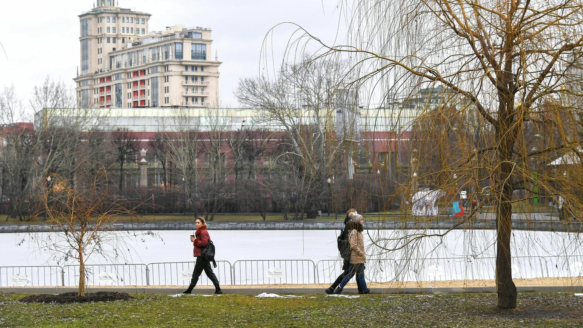 Парк Горького в Москве .ранней весной. Москва апрель 2020. Москва весной. Апрель в Москве. Воздух в москве 2020