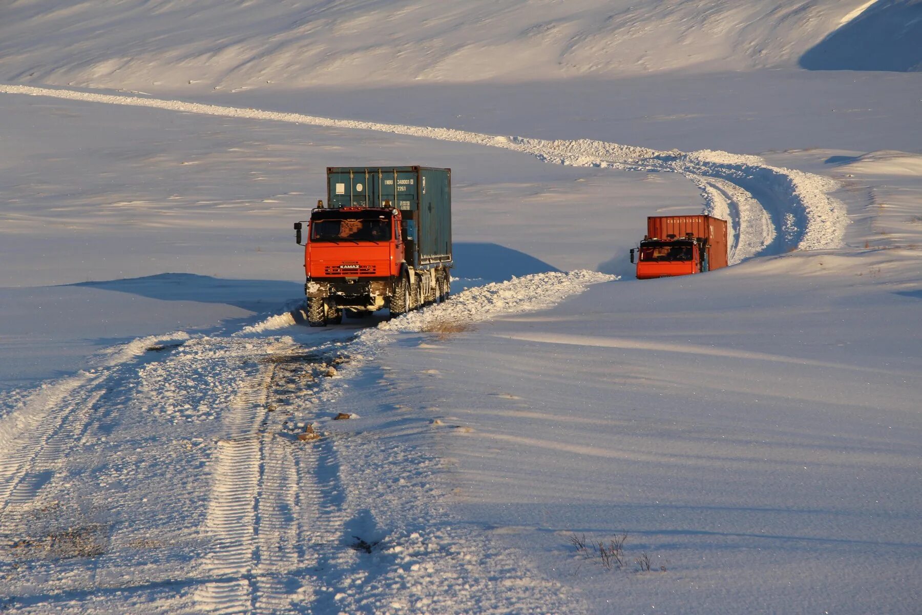 Зимник дорога. Груз в магадане. Пробка машин. Дальнобойщики на зимнике якутии. Зимник певек билибино.