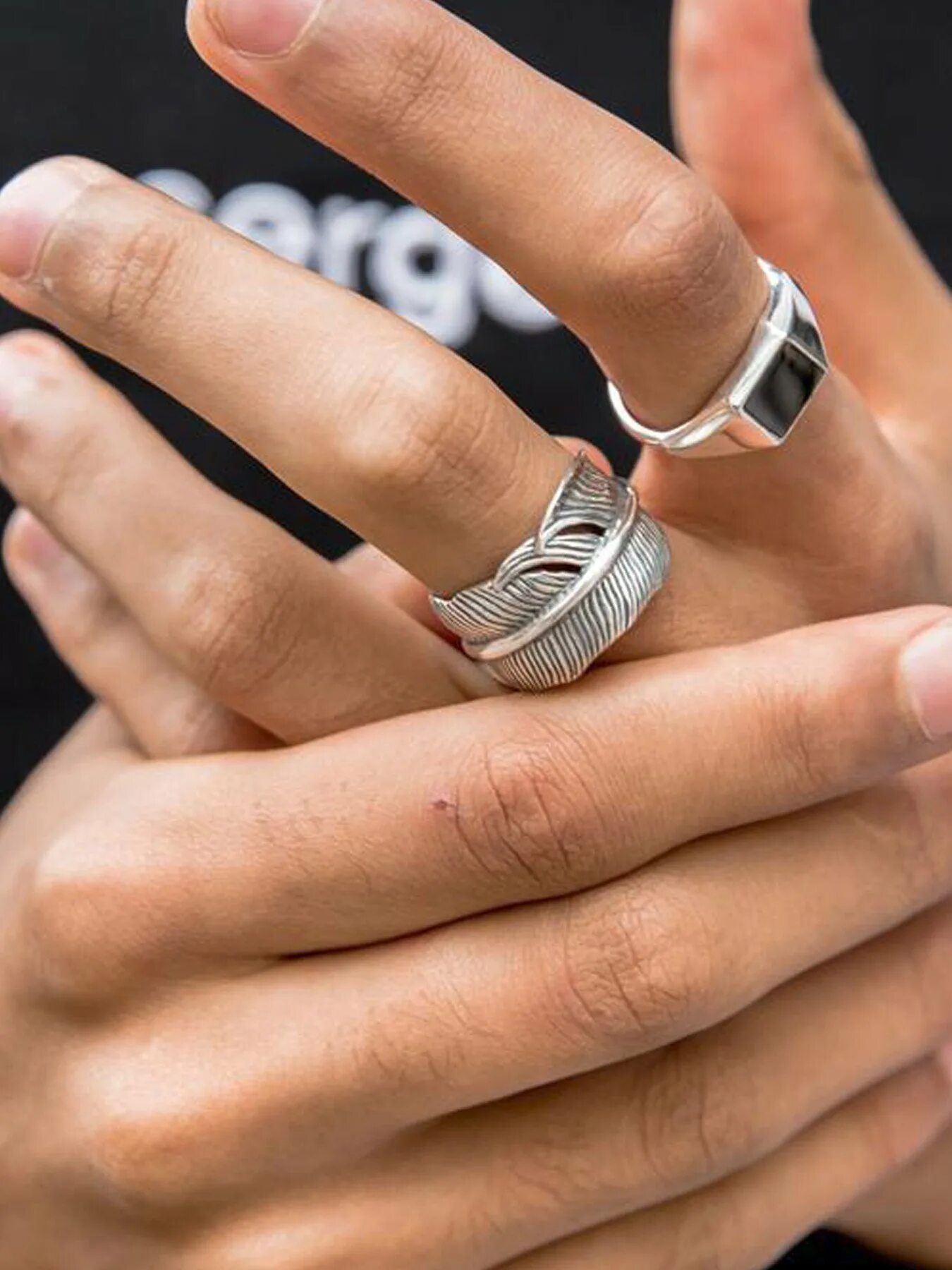 Мужские кольца значение. Кольцо на палец мужское. Мужское кольцо на указательный палец. Мужские кольца на руке. Широкое мужское кольцо.