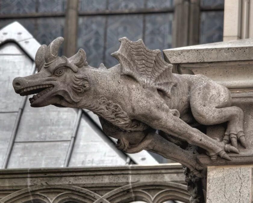 искусство этрусков химера. бронзовая статуя химеры. собор парижской богоматери гаргульи. статуя химеры. химера статуя.