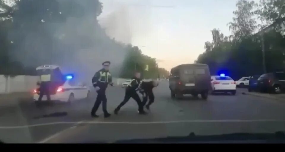 Пьяный сотрудник милиции. Задержание пьяных видео. Задержание дебошира в самолете. Задержание пьяных видео. Задержание в ночном клубе.