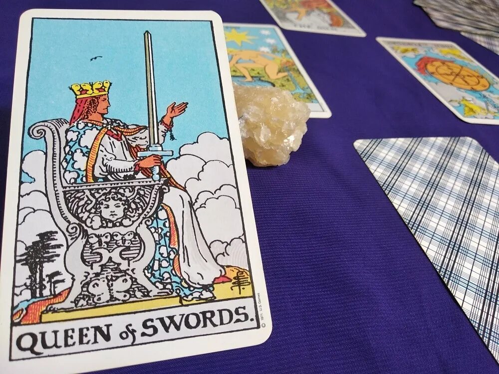 Королева мечей таро значение карта дня. Королева мечей таро. карта queen of swords таро. карта таро королева мечей. карта королева мечей.