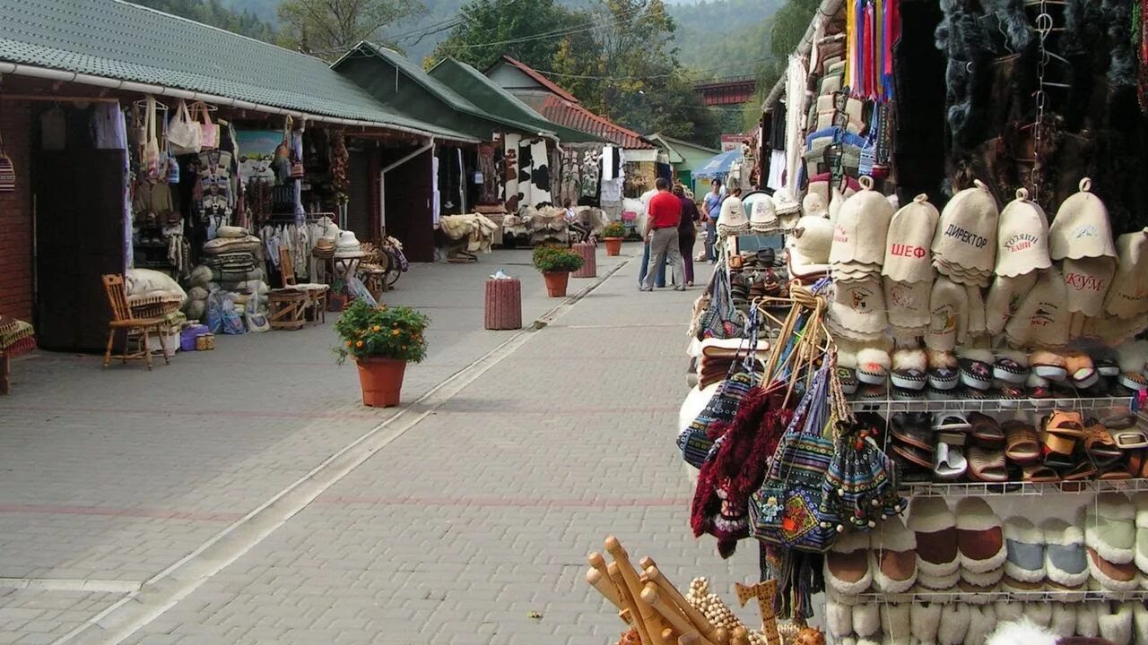 Сувенирный рынок. Яремче рынок. Сувениры из Карпат. Гуцульские сувениры.