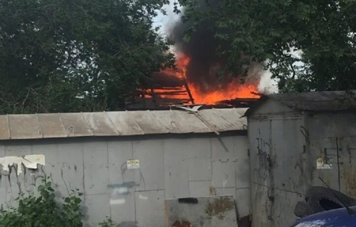 Прыгает с балкона пожар. Поджог школьника. Астраханский школьник поджег кота видео. В тверской области поджигают дома. Пожар на ленинском сейчас.