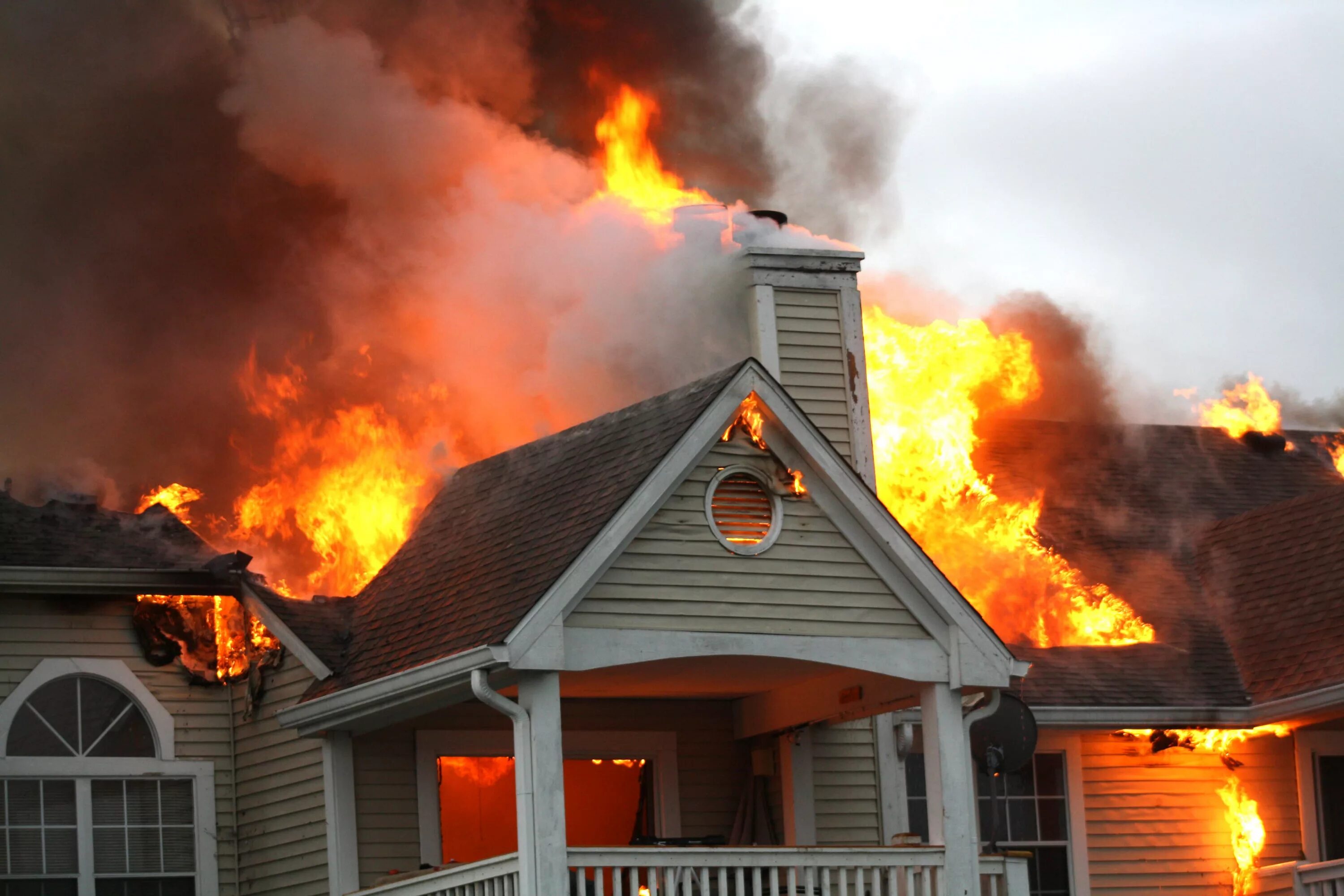 На какой улице горит дом. Горящий дом. Дом горит. Страхование от пожара. Наружные пожары.