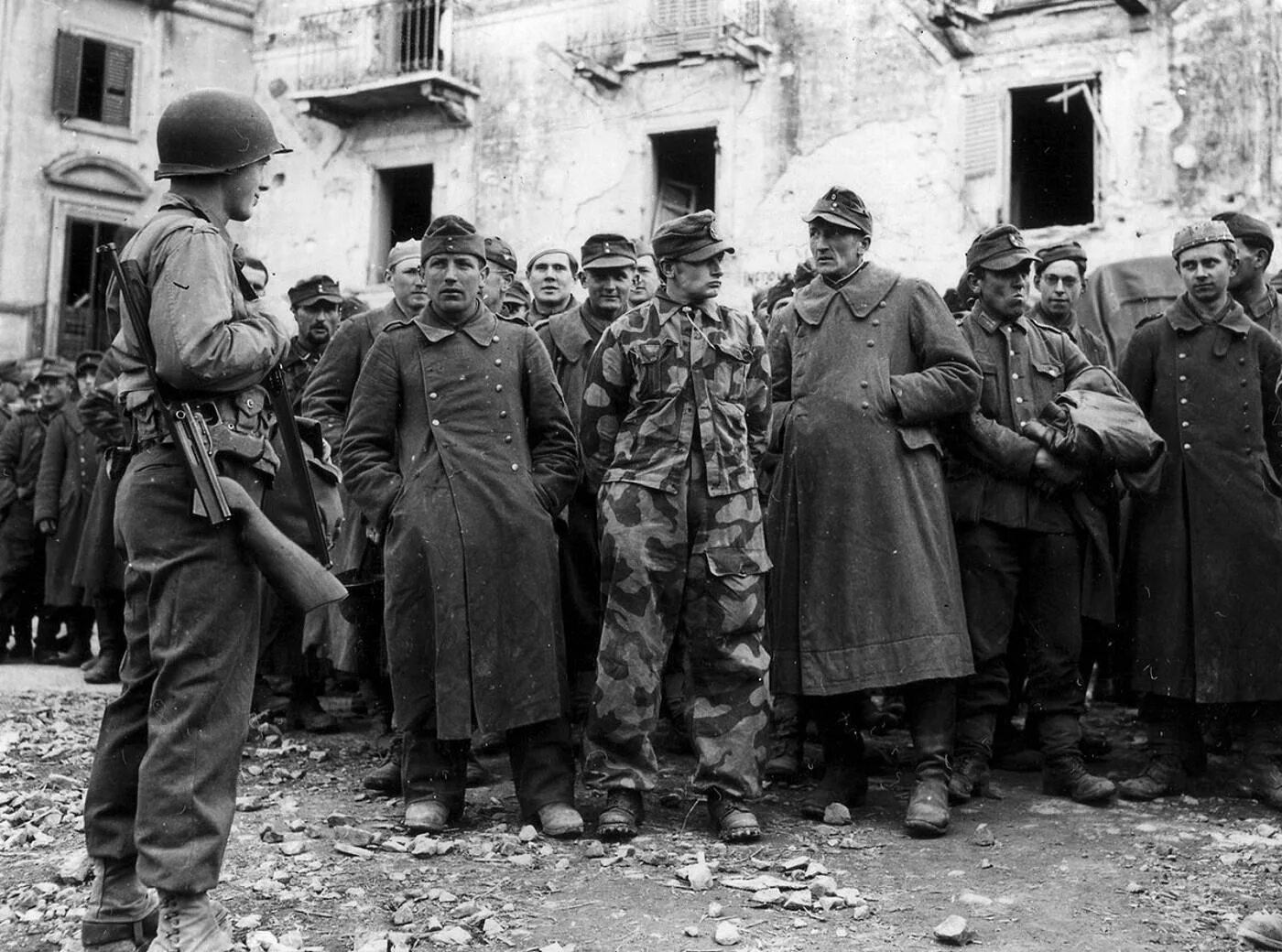 После освобождения из плена. Итальянские солдаты 1943 год плен. Пленные немецкие солдаты вторая мировая 1943. Немецкие военнопленные 1945. Итальянская кампания 1943-1945.