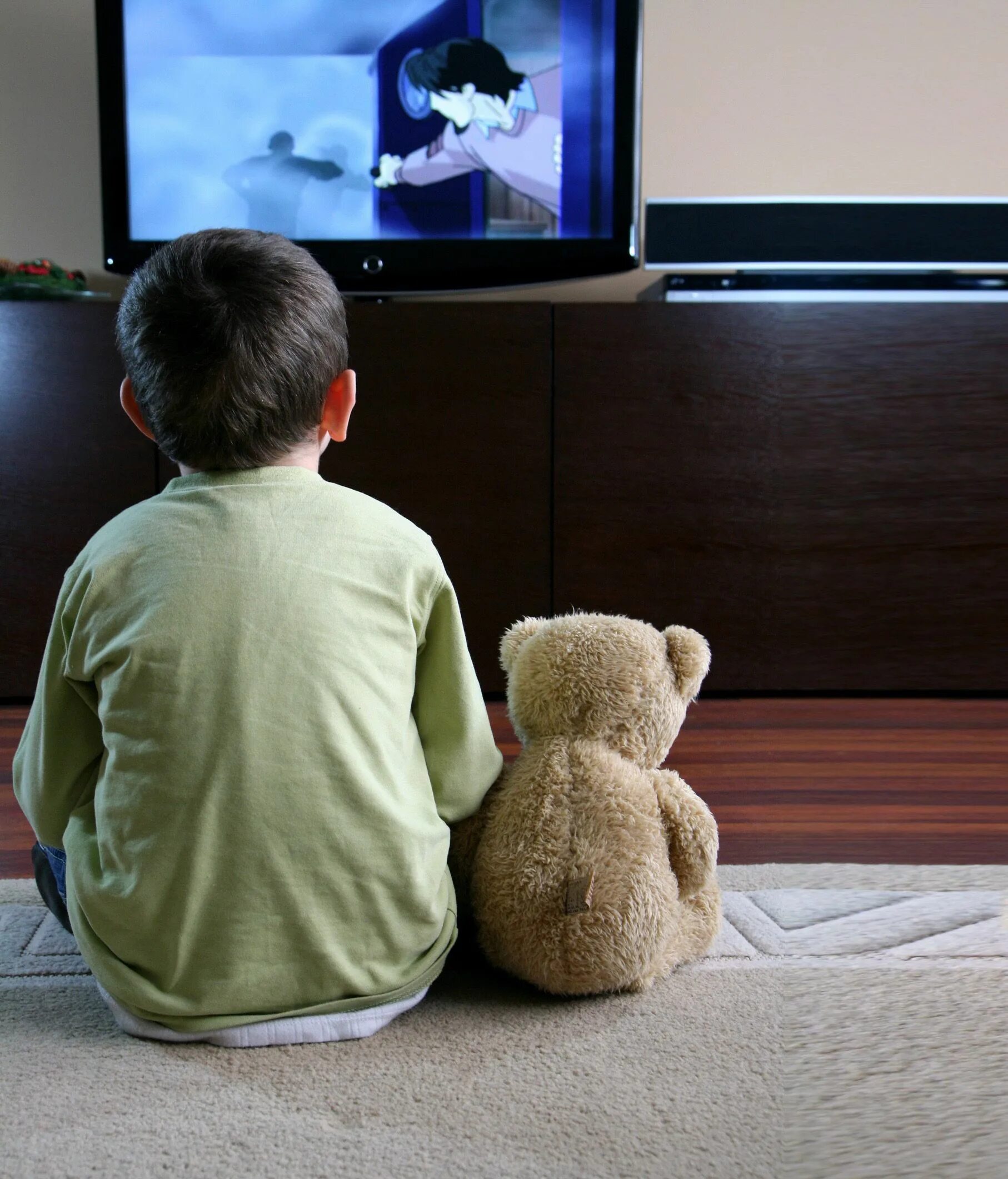 Kids watching tv. Телевизор для детей. Мальчик перед телевизором. Малыш и телевизор. Дети смотрят телевизор.