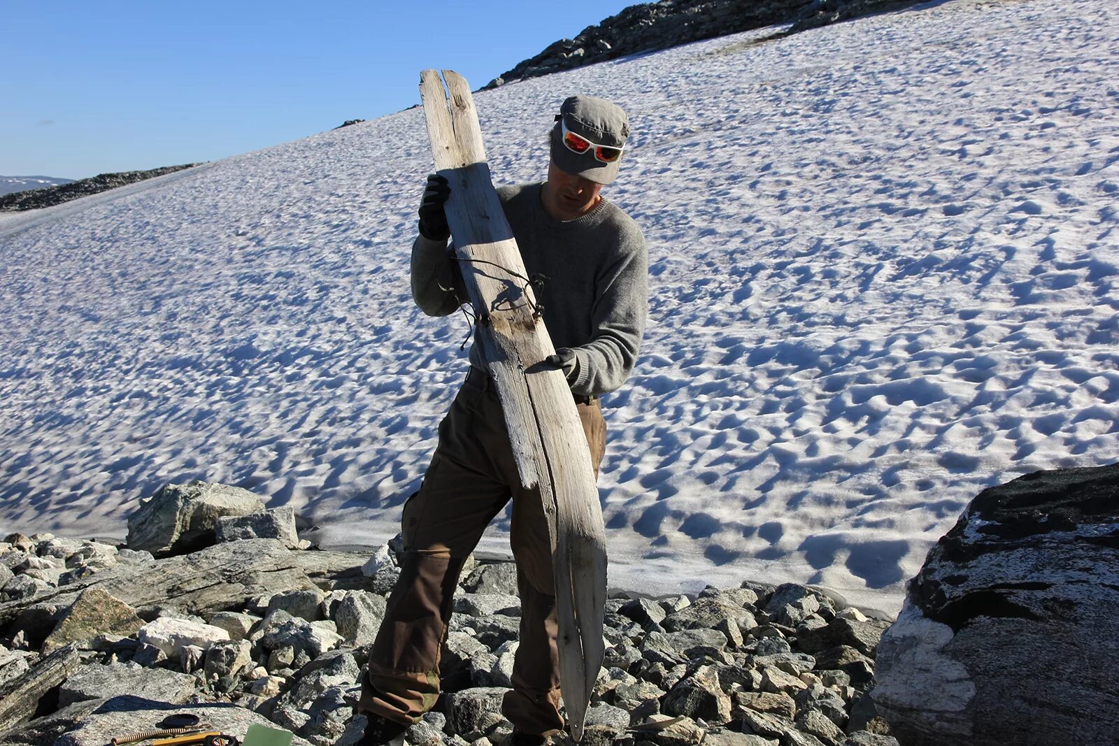 Old ski. Викинг на лыжах. Древние лыжи. Лыжники в древней Норвегии. Самые древние лыжи.