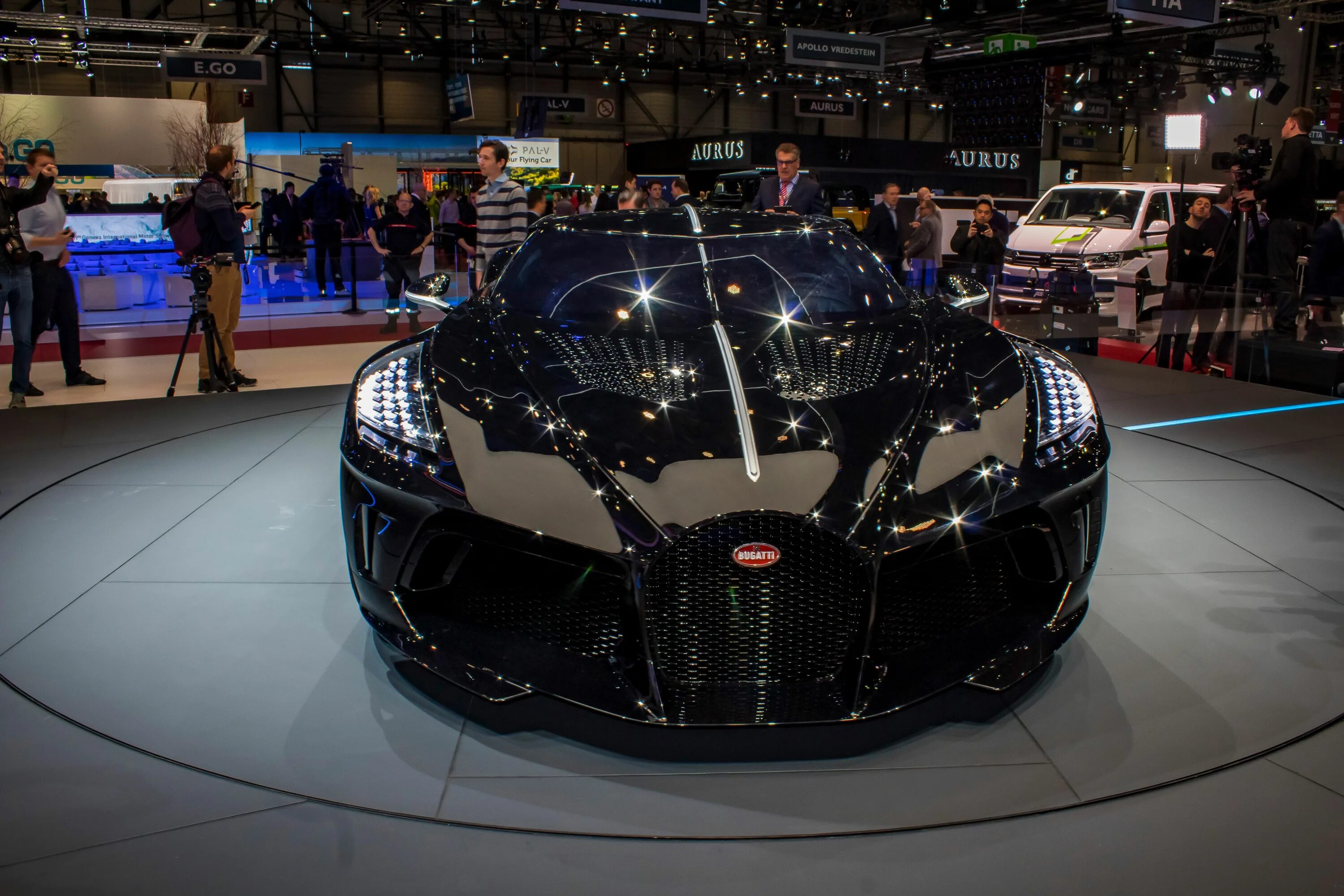 Бугатти 2019. Бугатти Bugatti la voiture noire. Самая последняя модель Бугатти. Bugatti Chiron noire. Новая bugatti